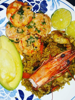 Una foto de Arroz con una base de caldo de langostinos, pollo y vegetales