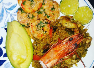 Una foto de Arroz con una base de caldo de langostinos, pollo y vegetales