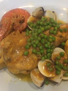 Una foto de Zarzuela de rape, almejas, langostinos, huevos y guisantes