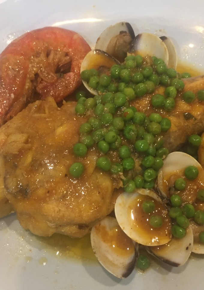 Una foto de Zarzuela de rape, almejas, langostinos, huevos y guisantes
