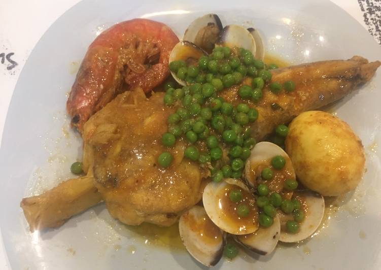 Zarzuela de rape, almejas, langostinos, huevos y guisantes