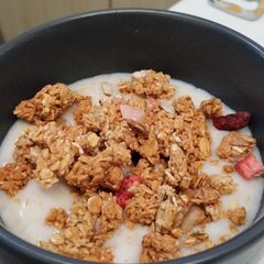 A picture of Gluten free porridge with gluten free granola.