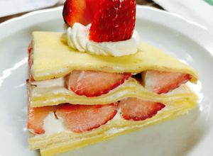 Hình của món Bánh crepe nhân dâu đơn giản đẹp mắt mừng sinh nhật.