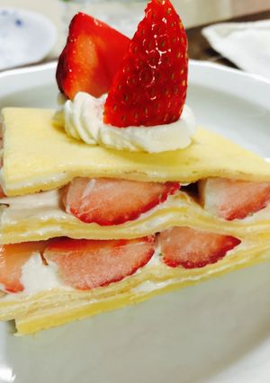 Hình của món Bánh crepe nhân dâu đơn giản đẹp mắt mừng sinh nhật.