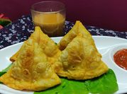 A picture of onion samosa