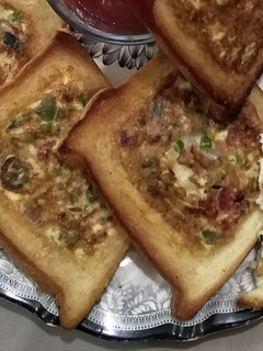 A picture of CHEESEY BREAD HOLE OMELET ✨.