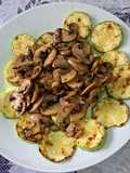 Champiñones al ajillo con calabacín a la plancha