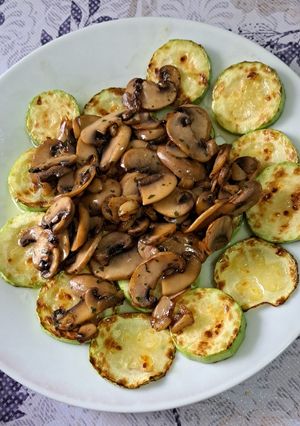 Una foto de Champiñones al ajillo con calabacín a la plancha