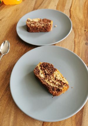 Une photo de Banana bread façon marbré au chocolat