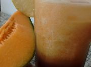 Una foto de tragos con melón