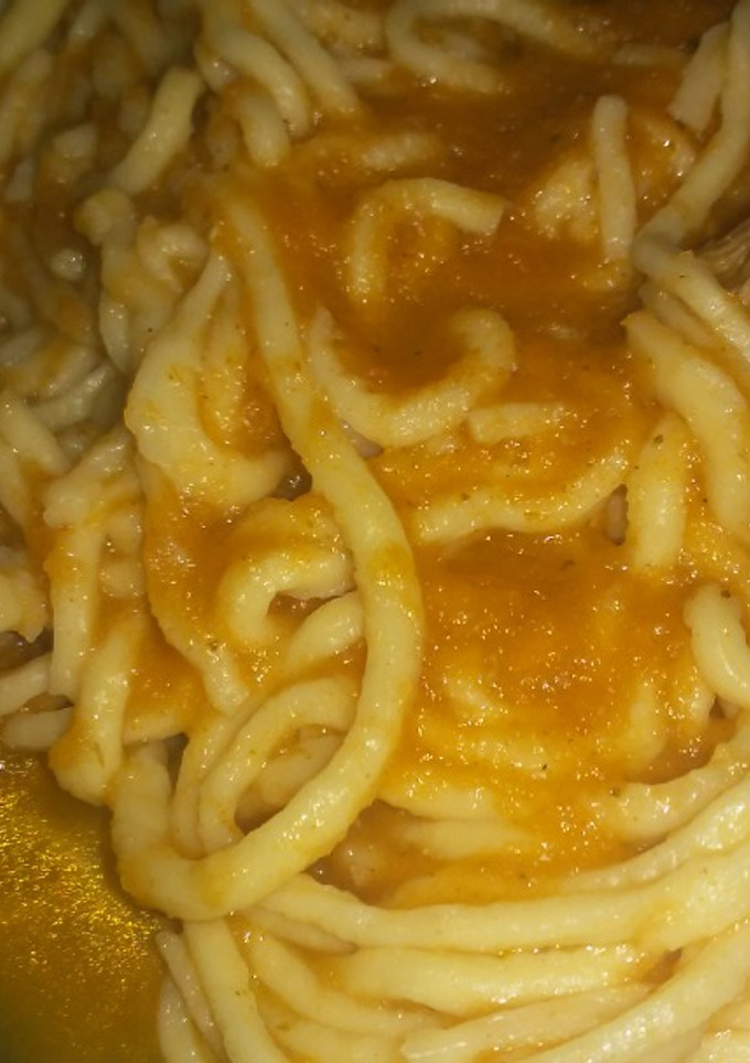 Una foto de Fideos al huevo con salsa.     2 recetas en 1                     