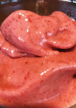 Una foto de Helado vegano de banana y frutilla