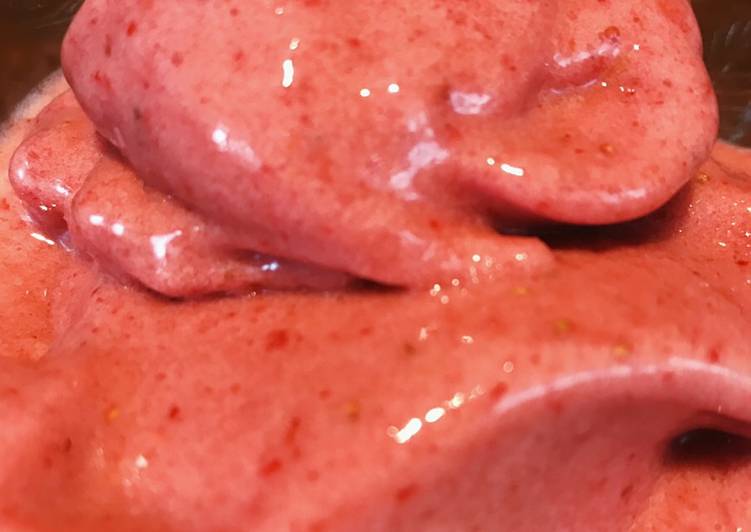 Helado vegano de banana y frutilla