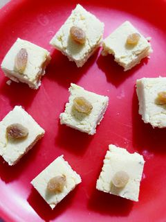 A picture of Besan burfi.