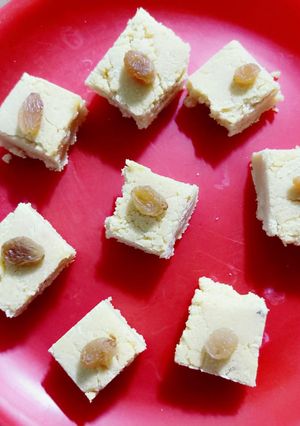A picture of Besan burfi.