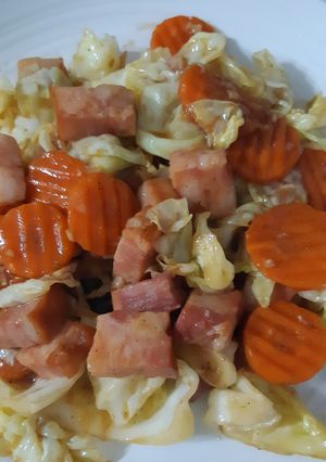 รูปของ "กะหล่ำปลีผัดเบคอน" Stir Fried Cabbage with Bacon