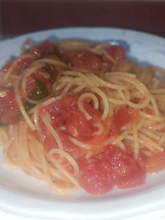 Una foto de Spaguetinis con salsa de tomate 🍅 y albahaca 🌿