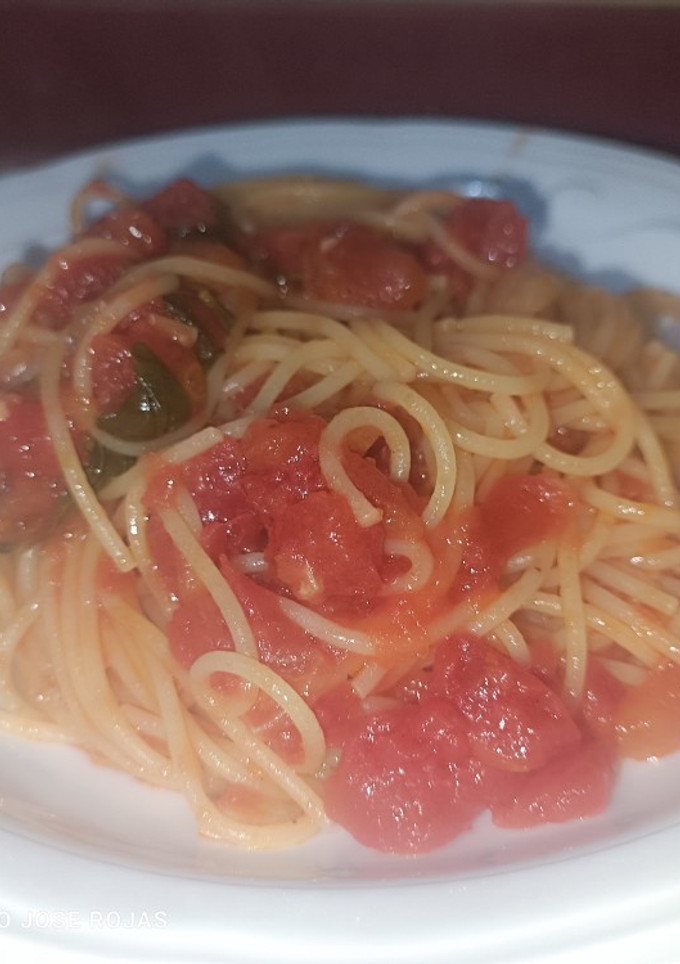 Una foto de Spaguetinis con salsa de tomate 🍅 y albahaca 🌿