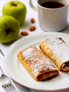 Una foto de Los blini rellenos de manzana y almendras