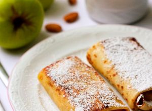 Una foto de Los blini rellenos de manzana y almendras