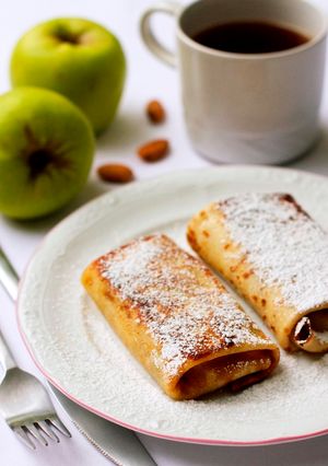 Una foto de Los blini rellenos de manzana y almendras