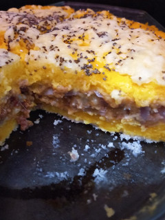 Una foto de Pastel relleno de calabacín y carne