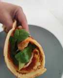 Crêpes salados de tomate, queso de cabra, parmesano y macha