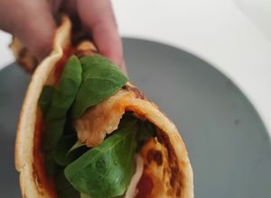 Una foto de Crêpes salados de tomate, queso de cabra, parmesano y macha