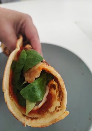 Una foto de Crêpes salados de tomate, queso de cabra, parmesano y macha