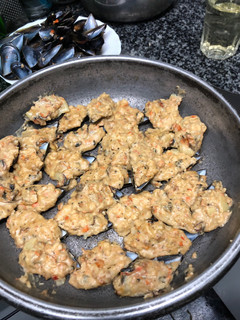 Una foto de 13. Mejillones rellenos de marisco (entrante marisco)