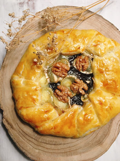Una foto de Galette de cebolla caramelizada con queso de cabra