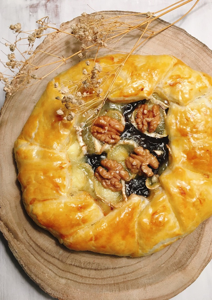 Una foto de Galette de cebolla caramelizada con queso de cabra