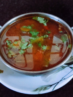 தக்காளி நாட்டுச்சக்கரை சூப் ரசம்(tomato jaggery rasam recipe in tamil) செய்முறை முக்கிய புகைப்படம்