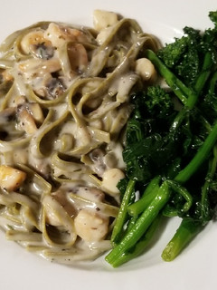 A picture of Seafood fettucinis in white sauce.