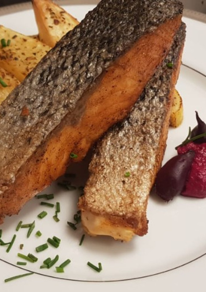 Una foto de Salmón grille con papas en freidora de aire Peabody