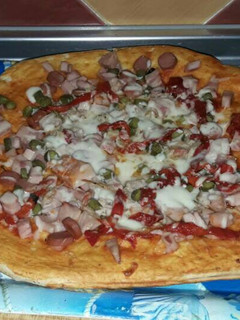 Una foto de Pizza de jamón york y queso y etc🤗🖒🍽🍕🌃
