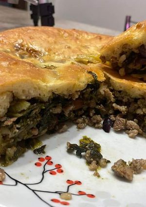 Foto di Pizza di scarola, salsicce e olive nere