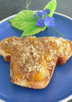 Une photo de Brioche toastée au pralin et compotée de prunes