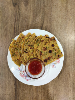 ડુંગળી ના પરોઠાં / સિંધી કોકી (Onion Paratha recipe In Gujarati) રેસીપી મુખ્ય ફોટો