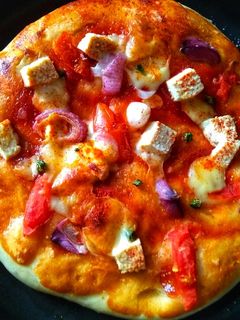 টোম্যাটো পনির পিজ্জা (tomato paneer pizza recipe in Bengali) রেসিপির প্রধান ছবি