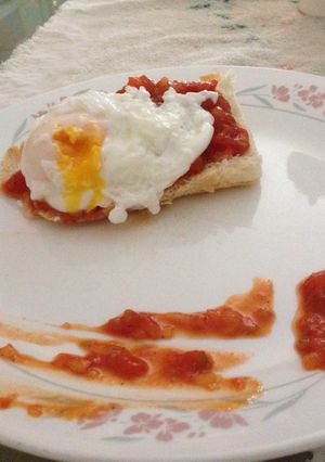 Una foto de Desayuno: huevo ranchero 😋