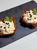 Cestini di croccante alle nocciole con crema diplomatica e gocce di cioccolato fondente