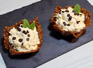 Foto di Cestini di croccante alle nocciole con crema diplomatica e gocce di cioccolato fondente