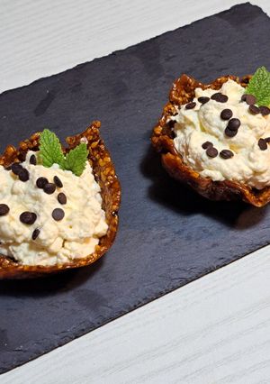 Foto di Cestini di croccante alle nocciole con crema diplomatica e gocce di cioccolato fondente