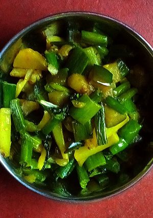 আলু পেঁয়াজকলি ভাজা (aloo peyajklai bhaja recipe in bengali) রেসিপির প্রধান ছবি