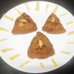 A picture of Aloo matar Shingara.
