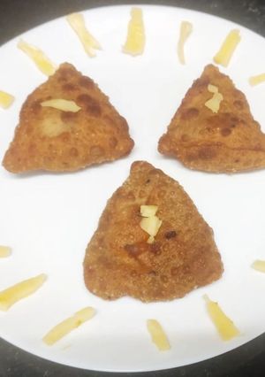 A picture of Aloo matar Shingara.