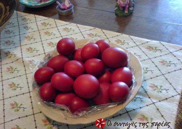 Simple Way to Prepare Homemade Easter eggs boiled in the dye