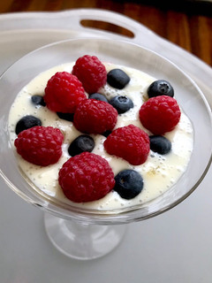 Una foto de Copa de yogurt de piña con moras
