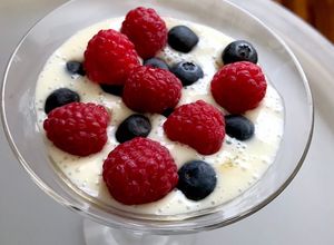 Una foto de Copa de yogurt de piña con moras